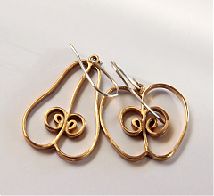 Aranyszínű alma-körte fülbevaló