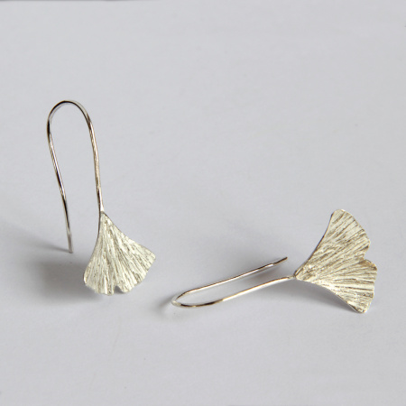 Pici lógós ginkgo fülbevaló