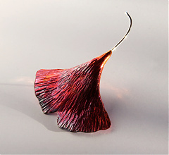 Vörösréz ginkgo kitűző