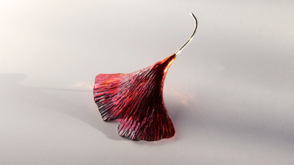 Vörösréz ginkgo kitűző